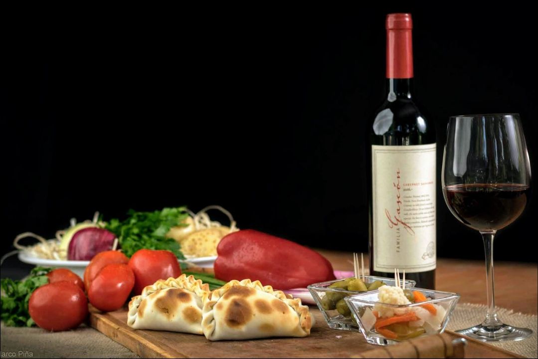 Foto publicitaria de empanadas vino verduras - MP Producciones